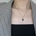 Elegante collana placcata oro 18K con pendente rettangolare in cristallo blu navy per donna - Collana Bagliore Blu Reale