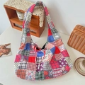 Detailopname van kleurrijke patchwork corduroy draagtas in een gezellige Zakka-stijl - Bloemenruit