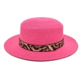 Dettaglio ravvicinato di un cappello di paglia rosa a cima piatta con fascia maculata. - M (56-58cm) / Rosa Rosso