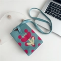 Dettaglio ravvicinato della mini borsa in maglia blu con fiori rosa e chiusura a bottone - Tulipano Blu