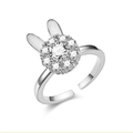 Detail eines silbernen Hasenohr-Rings mit rundem Diamanten und funkelnden Akzenten - Verstellbare Öffnung / Spinning - Silver Bunny