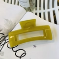 Dettaglio di una pinza per capelli rettangolare verde oliva su una rivista minimalista - 12.5CM / Giallo autunno