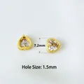 Makro-Detail von herzförmigen Goldperlen mit Zirkon-Inlay und Lochdurchmesser-Messungen - Stil 01 Herzform-Blende 1,5 mm