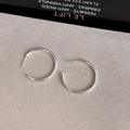 Orecchini a perno a forma di C color argento minimalisti con finitura metallica - Perno in Argento - Piccolo - 3cm