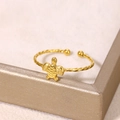 Dettaglio di un anello a tartaruga placcato oro 18K con fascia intrecciata e texture - Tartaruga di Mare (JZ6513) / Oro