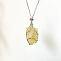 Collier cage argenté avec pendentif cristal jaune brut et chaîne à maillons réglable - Citrine