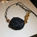 Dettaglio di grande rosa in raso nero e ciondoli dorati su collana girocollo vintage - Collana in Raso Rosa e Lega Goffrata / Oro-Nero