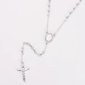 Collier chapelet argenté avec croix en cristal et médaille ovale sur fond blanc - Style Médaille Saint Benoît - Argent