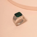 Details des Silberrings mit quadratischem grünem Türkis und strukturierter Ringschiene - Einheitsgröße / Silberband Quadratischer Türkis (J023 Silber Grün)