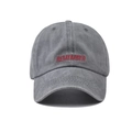 Dettaglio del ricamo rosso sul berretto da baseball grigio lavato vintage - Grigio Lavato