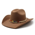 Sombrero de vaquero de fieltro marrón con banda trenzada étnica en fondo blanco - Caqui