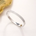 Elegante brazalete de acero de titanio plateado con tres filas de circonitas brillantes para mujer - Estilo Zirconia de Tres Filas / Color acero