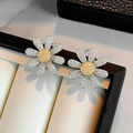 Eleganti orecchini a lobo a margherita con zirconi scintillanti in argento e giallo - Argento (Perno in argento)