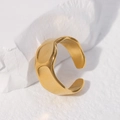 Anello aperto irregolare in acciaio inossidabile dorato su sfondo di pietra bianca - Stile Aperto con Texture Martellata / Oro