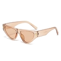 Gafas de sol ojo de gato a la moda en marrón té transparente con bisagras doradas - Montura Té Claro Lentes Té