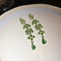 Boucles d'oreilles feuille avec pierres vertes et pendentif goutte argenté sur plat blanc - 74# Tige en argent-Argent-Vert