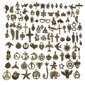 Set van 100 diverse antieke bronzen hangers met verschillende vormen op wit decor - Gemengde Antiek Bronzen Stijl (HK421)