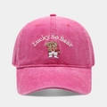 Detalle de gorra de algodón lavado rosa con bordado de oso y texto Lucky So Bear - Ajustable / Rosa Rojo