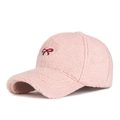 Casquette de baseball d'hiver en polaire rose clair avec broderie cœur et nœud - Taille Unique (Réglable) / Rose