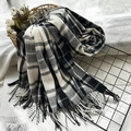 Sciarpa a quadri bianchi e neri effetto cashmere con morbide frange su cesto intrecciato - Nero Bianco (1446)