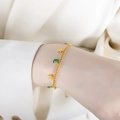 Bracciale retrò dorato con ciondoli luna verde e stella indossato da modella - Bracciale / Verde Smalto Oro