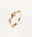 Detalle de anillo de plata s925 dorada con circonitas de colores sobre fondo blanco - US 7 / Dorado