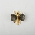 Schmetterling-Deko aus Goldmetall mit dunkelgrünen Kristallflügeln in Herzform - Drachenblutstein