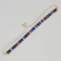 Détail d'un bracelet tissé bohème avec perles marbrées et intercalaires dorés - Bleu Noir Rouge Or Marbre Tissé