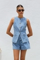 Vue détaillée de l'ensemble deux pièces en denim bleu avec gilet à boutons foncés et short - Ensemble Bleu Clair