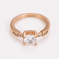 Detalle de anillo de oro rosa con cuatro garras, piedra de circón y diamantes incrustados - US 6 / Oro rosa
