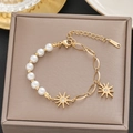 Bracciale dorato in acciaio inossidabile con perle bianche e ciondoli a stella con zirconi - 5144 Oro Girasole Perla Artificiale (5144 Oro)