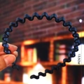 Classic black wavy headband for women in 13.5cm size with non-slip plastic finish - Black (Wave)