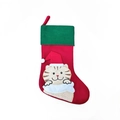 Detalle de calcetín navideño de lino rojo con bordado de gato y puño verde clásico - Estilo Gato con Gorro Rojo