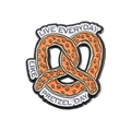 Broche bretzel en émail avec texte Live Everyday Like Pretzel Day en orange et beige - Design Pretzel (QHXZ2578)