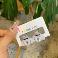 Primer plano detallado de lindas pinzas para el cabello con forma de cachorro blanco - Blanco-Sombrero Sandía Rosa Perro