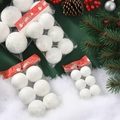 Mehrere Packungen weißer Schaumstoff-Schneebälle mit Anhängern auf festlichem Schneeboden - 4cm/6er Set