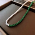Collier fait main avec perles blanches et perles vertes dans un plateau à bijoux sombre - Blanc Vert (82# Collier-6mm)