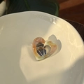Fermaglio per capelli a cuore cavo in acetato con texture marmorea su piatto di ceramica - Verde Primavera