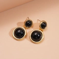 Dettaglio di orecchini vintage con perle in resina nera e montatura dorata elegante - Orecchini Pendenti a Doppio Tondo (Perno in Argento 925 - Nero)