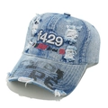 Dettaglio cappello baseball in denim invecchiato con ricamo 1429 e trama strappata - M (56-58cm) / Blu