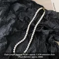 Collier élégant perles de 8mm avec fermoir doré ajustable sur fond noir plissé - 8mm
