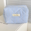 Dettagli del beauty case trapuntato a righe blu con cuciture a forma di cuore - Borsa a Sacco a Righe di Caramelle / Blu