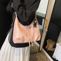 Grand sac cabas rose en similicuir pour femme présenté par un mannequin à l'épaule - Rose