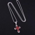 Collar de cadena plateada con colgante de cruz de piedra roja sobre fondo de cuero negro - Cadena de caja / 60CM / Circonita Roja