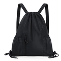 Schwarzer Oxford Stoff Kordelzug Rucksack Variante mit Fronttasche und Netzseitentaschen. - Schwarz