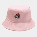 Dettaglio del ricamo a fungo sul cappello a secchiello in cotone rosa con cuciture rifinite - M (56-58cm) / Rosa