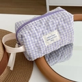 Gros plan sur la trousse de maquillage matelassée en coton vichy violet et sa fermeture - Pochette de Poignet Matelassée à Carreaux Myrtille