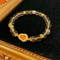 Dettaglio del bracciale con perline di citrino e ciondolo a zucca dorata su velluto - Bracciale Citrino Con Fiore di Gourd e Zircone (Squisita Confezione Regalo)