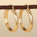 Orecchini a cerchio dorati con finitura strutturata e chiusura sicura su un ramo - E4437 Rigato Inciso / Oro