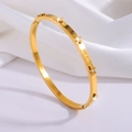 Detalle de brazalete de pétalos dorados con pedrería blanca sobre seda blanca - Flor dorada de cinco hojas